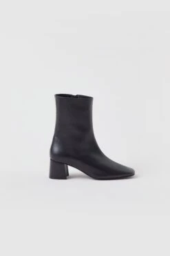 CLOSED Mid Heel Boots
